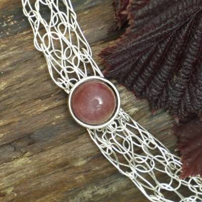 inspirierender Turmalin – handmade Collier für Damen gestrickt aus versilbertem Draht mit Magnetverschluss