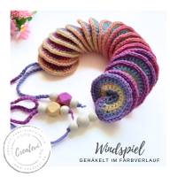 Gehäkeltes Windspiel – Bunter Windspinner für Garten & Balkon Sommer Deko Regenbogen Farbverlauf