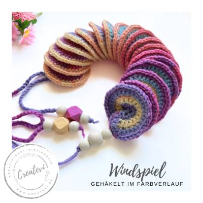 Gehäkeltes Windspiel – Bunter Windspinner für Garten & Balkon Sommer Deko Regenbogen Farbverlauf 