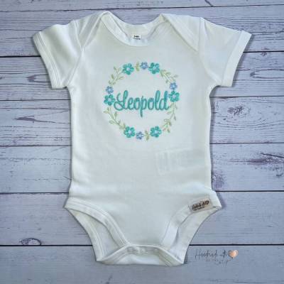 Babybody mit Namen bestickt I Baby Body mit Blumenkranz personalisiert I Geschenk zur Geburt I Babygeschenk