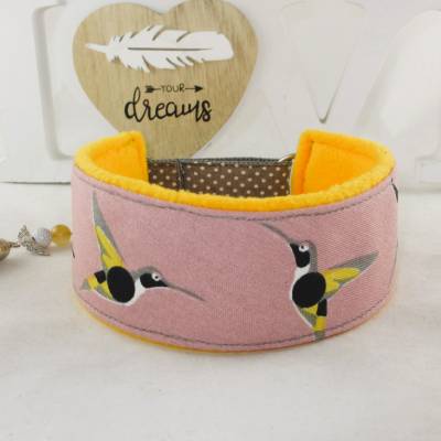 Windhundhalsband Kolibri gelb/rosa – Maßgefertigtes Hundehalsband mit Fleece & Perlen, Zugstopp oder Klickverschluss