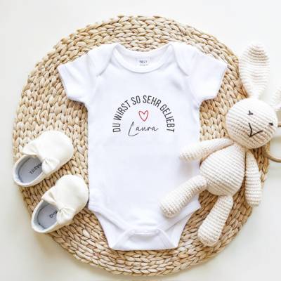 Babybody mit Spruch Du wirst so sehr geliebt personalisiert mit Name | Geschenk Geburt | Baby | Babygeschenk | Unisex |