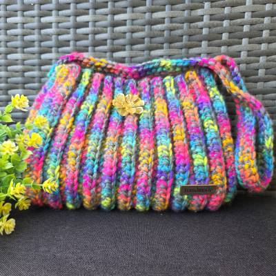 gehäkelte Handtasche / Umhängetasche aus bunter Wolle