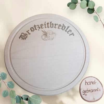 Rundes Schneidebrett aus Ahornholz – Handgebrannt mit Breze & Bierkrug, personalisierbar, 26 cm