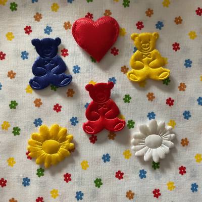 Aufnäher, Applikationen, Herz, Teddy, Blumen in rot, gelb, blau, weiß, Dekostreuteile aus Stoff