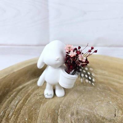 Geschenk zu Ostern - Süßer Hase mit Blumenkörbchen - Betondeko - ROSA