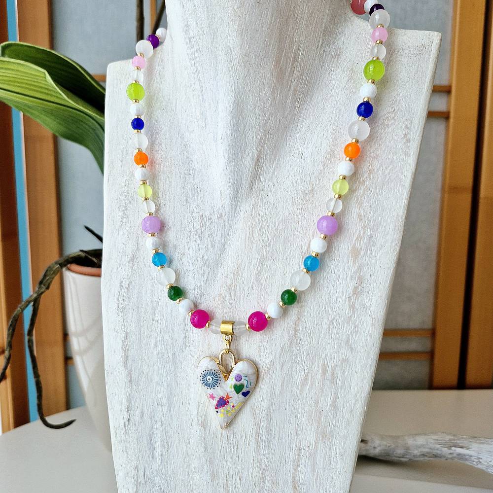 Halskette aus bunten Glasperlen, bunte Kette, kurze Kette, Hippiekette fr  Layering, Halskette mit Herz Anhnger