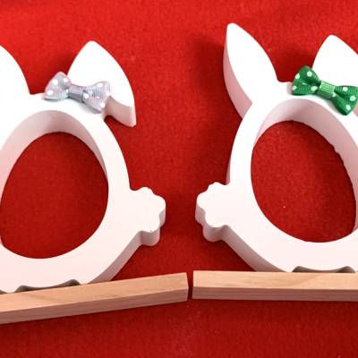 Halterung oder Rahmen für Ostereier, weiß Reliefgießmasse, mit Schleife