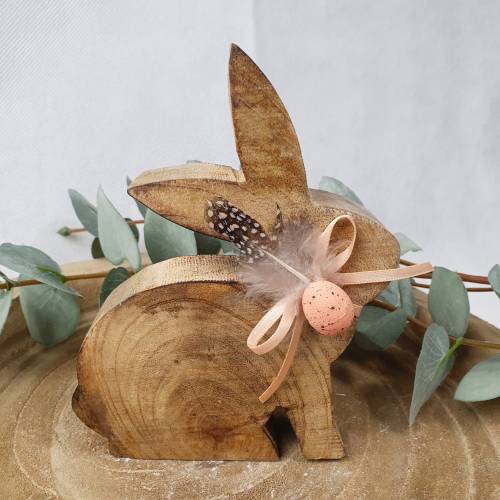 Hase aus Holz - Osterhase - Osterdekoration mit  Ostern mit Feder und Ei dekoriert