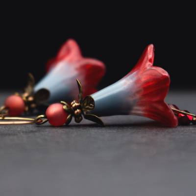 Blütenohrringe rosegold, Acrylblüten grau rot, Creolen Boho, Statement Ohrschmuck Hochzeit