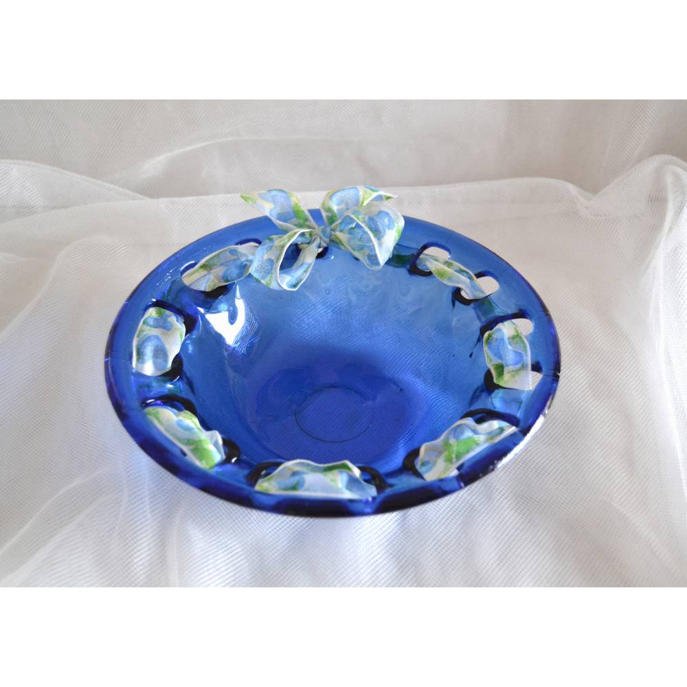 Glasschale blau mit Lochrand