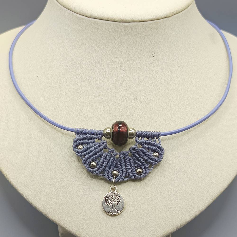 Makramee Kette in einem zarten lila auf Lederband mit einer Glasperle und einem Anhänger Motiv Lebensbaum Bild 1