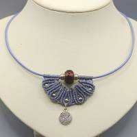 Makramee Kette in einem zarten lila auf Lederband mit einer Glasperle und einem Anhänger Motiv Lebensbaum
