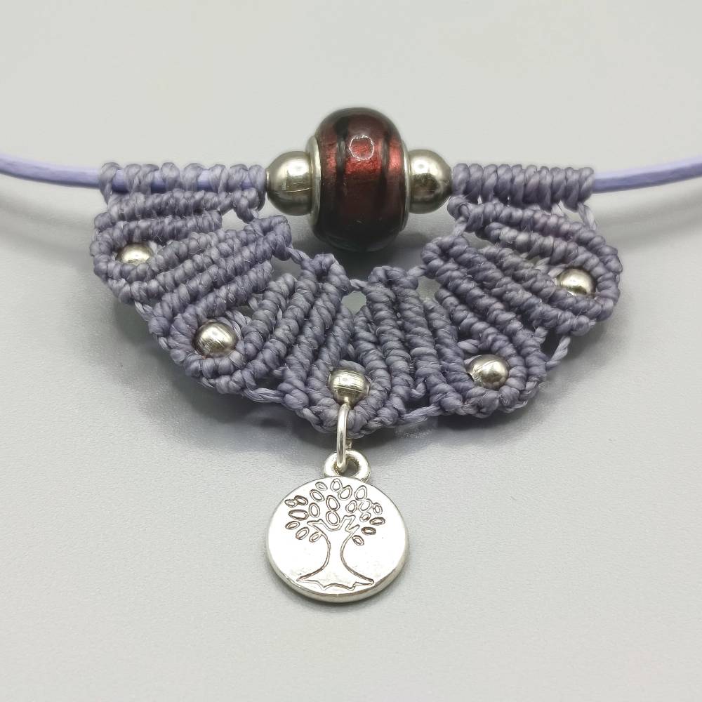 Makramee Kette in einem zarten lila auf Lederband mit einer Glasperle und einem Anhänger Motiv Lebensbaum Bild 2