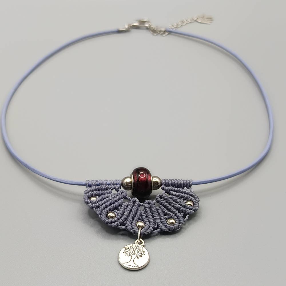 Makramee Kette in einem zarten lila auf Lederband mit einer Glasperle und einem Anhänger Motiv Lebensbaum Bild 3