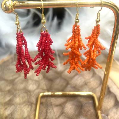 handgefertigte Beadwork-Ohrringe aus leuchtenden  Rocailles-Perlen in zarter Korallenform, Farbwahl