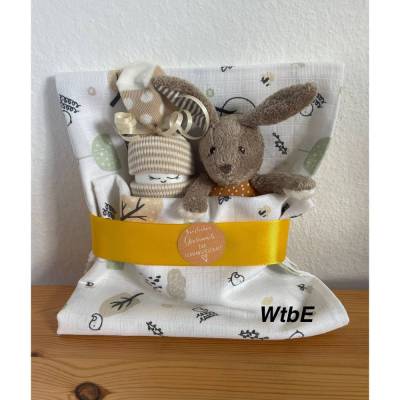 Windeltorte Hase: Neutrales Babygeschenk mit Spieltier Häschen, Geschenk zur Geburt