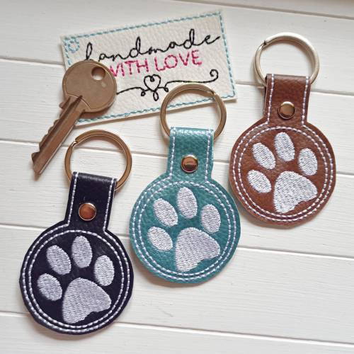 Schlüsselanhänger Pfote gestickt, Kunstleder, schwarz, braun oder blau, Taschenbaumler Geschenk Hundefreund Tierfreund R