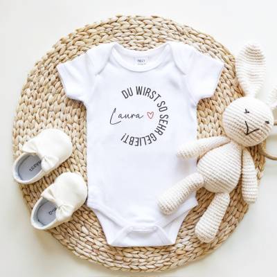 Personaliserter Babybody mit Spruch Du wirst so sehr geliebt | Geschenk zur Geburt | Baby | Babybody | Name | Unisex