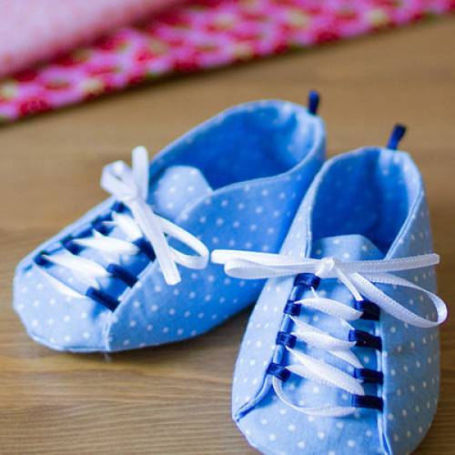 Babyschuhe mit Schnürsenkeln