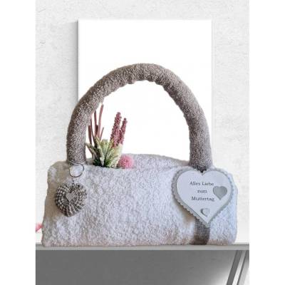 Handtasche aus Handtüchern zu Weihnachten als kreatives Muttertagsgeschenk mit Herz-Schlüsselanhänger
