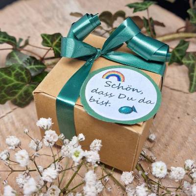 Personalisiertes Gastgeschenk zur Kommunion & Konfirmation – Teelicht mit Botschaft, Glashalter & Geschenkbox