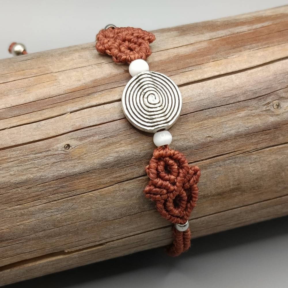zierliches Makramee Armband in zimtbraun mit einer flachen Metallperle und weißen Glasperlen Bild 1