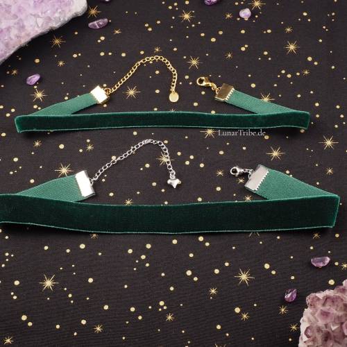 Dunkelgrünes Samthalsband – Waldgrüne Choker Kette aus elastischem Samt mit Edelstahlverschluss in Gold oder Silber