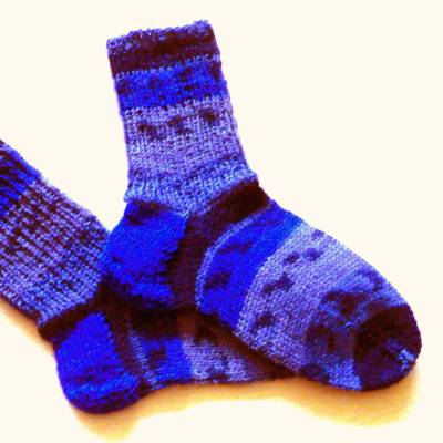 blaue Kindersocken Gr. 26/27 handgestrickte Kindersocken Mustersocken für das Alter von 4 Jahren