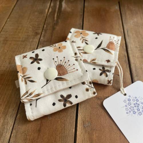 Reisenähset FLOWER I Nähset für Unterwegs Reparaturset Reiseetui mit Blumenmuster aus Baumwolle genäht