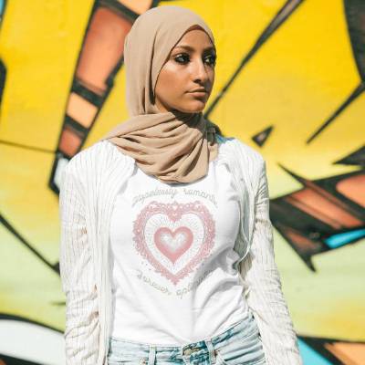 Hopelessly Romantic – Forever Optimistic T-Shirt | Weiches Statement-Shirt für Träumerinnen & Optimistinnen | Stilvoll &