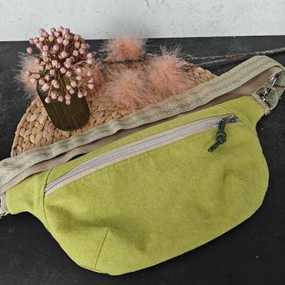Bauchtasche Crossbag aus angerautem Kunstleder in hellgrün mit verstellbarem Gurt