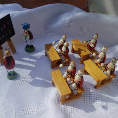 Vintage MINIATUR Holzschule Marienkäfer Käfer Käferschule Holzdeko Holzfigur Ostern Frühling Schule Holz