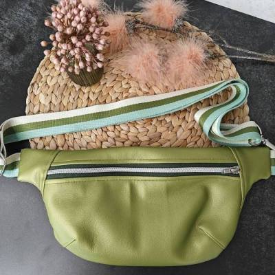 Bauchtasche Crossbag aus Kunstleder in hellgrün mit verstellbarem Gurt