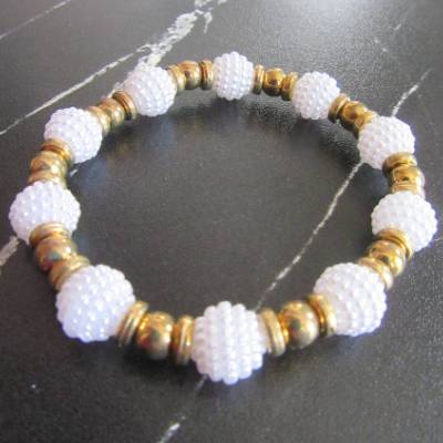 Perlenarmband elastisch, Weiße Strukturperlen mit Goldakzenten