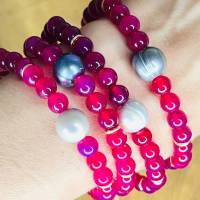 Handgefertigtes Slip-On Armband mit rotem Achat, Süßwasserperlen & vergoldetem Silber