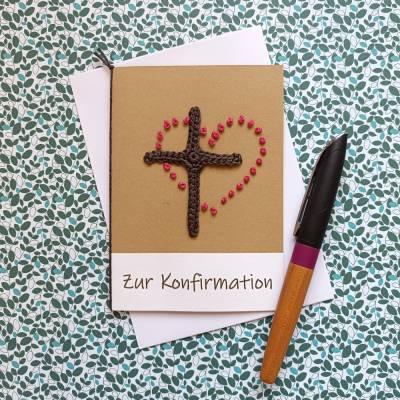 Glückwunschkarte zur Konfirmation Kommunion Firmung mit gehäkeltem Kreuz und Herz gestickt
