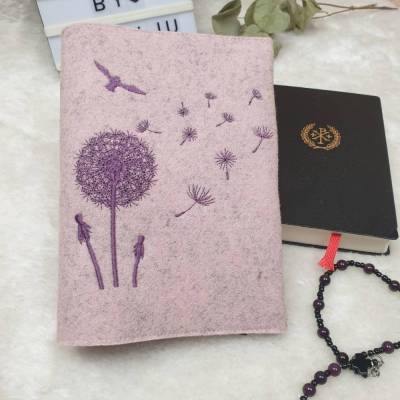 Individuelle Gotteslobhuelle  aus Wollfilz, personalisiert bestickt  , Pusteblume
