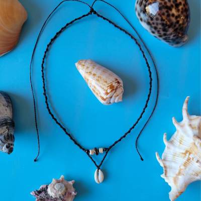 Makramee-Halskette mit Kauri-Muschel und Holzperlen