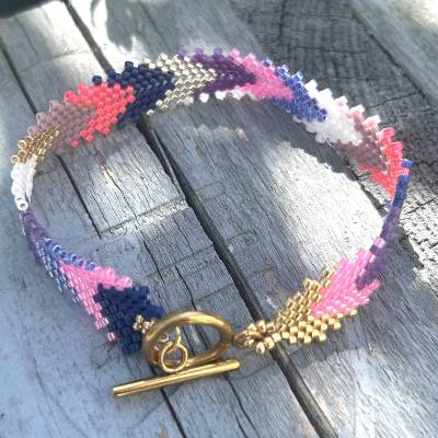 Handgefertigtes, farbenfrohes Beadwork-Armband im Zickzackmuster