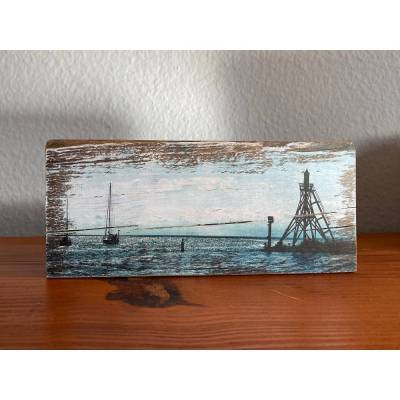 Upcycling Kunst auf altem Holz – Segelboot & Leuchtturm in Enkhuizen, Fotodruck auf Vintage Dachbalken