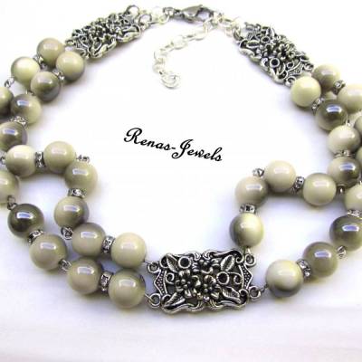 Elegante Kropfkette Perlen Kropfband beige grau silberfarben dreireihig Schmuck