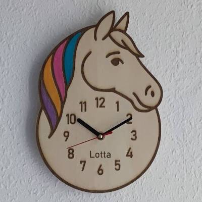 Wanduhr Pferdekopf aus Holz – Handgemachte Kinderuhr 28 x 20 cm, personalisiert, Geschenk für Pferdefans