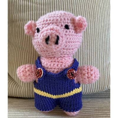 Amigurumi – Rosa Glücksschweinchen mit blau-gelber Hose sucht neue Freunde