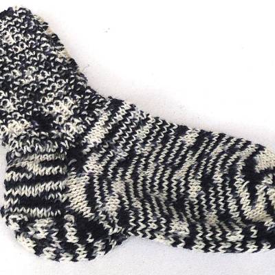 Kindersocken Gr.24/25 handgestrickte Socken Strümpfe Wollsocken schwarzweiße Socken