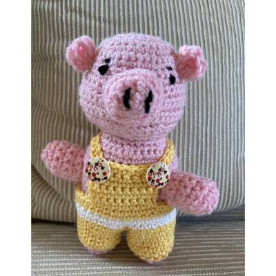 Amigurumi – Rosa Glücksschweinchen mit gelb-weißer Hose sucht neue Freunde