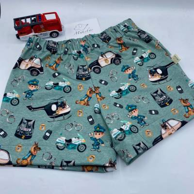 Kindershorts aus Jersey – Größe 110/116 – grün mit Polizeieinsatz