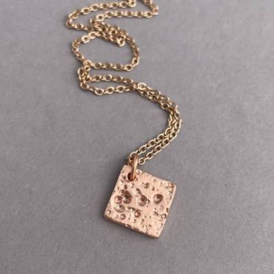 Minimalistischer Kupferanhänger BETON quadratisch – Handgemachter Schmuck mit Edelstahlkette