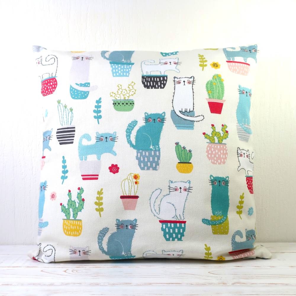 Kissenhülle 50x50 cm mit Katzen und Kakteen – Bunt in Blau, Grau, Rot & Cremeweiß aus Baumwolle