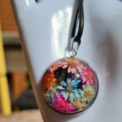 Handgefertigter Cabochon mit Trockenblumen – UV-Harz-Anhänger in Metallfassung an Baumwollkordel